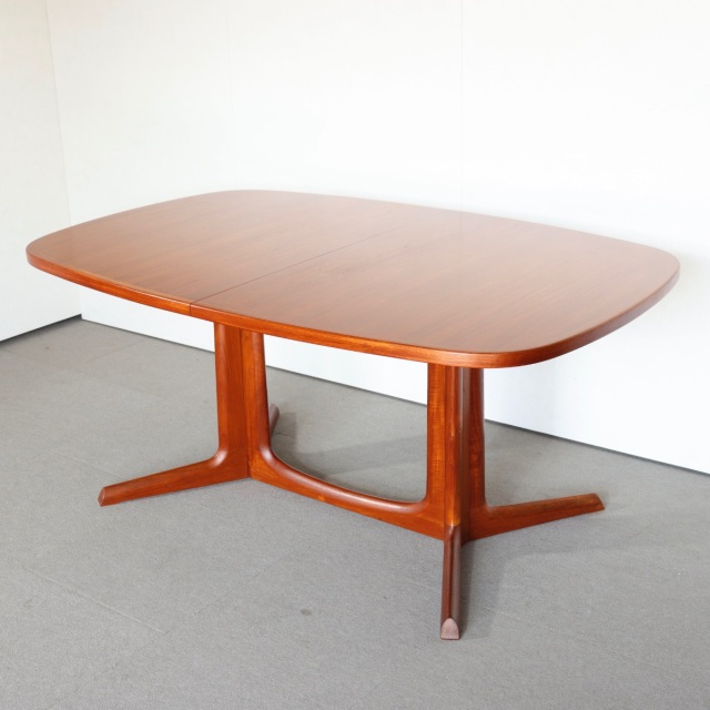 Gudme Mobelfabrik製ダイニングテーブル。チーク材が美しい北欧ヴィンテージ。しっかりとメンテナンスされた上質な一台。