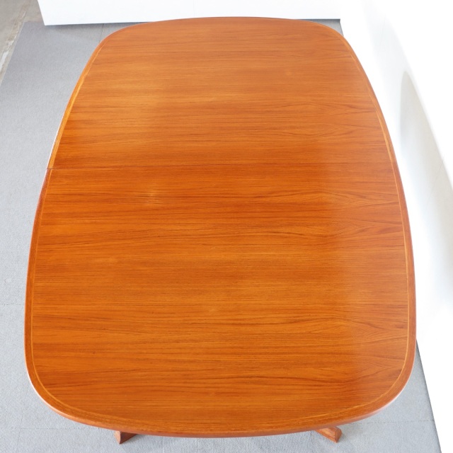 Gudme Mobelfabrik製ダイニングテーブル。チーク材が美しい北欧ヴィンテージ。しっかりとメンテナンスされた上質な一台。