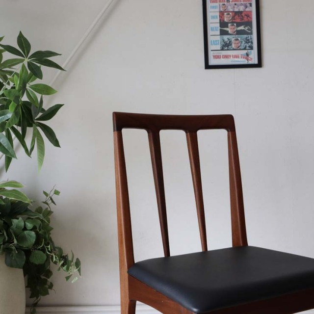 アフリカンチーク材のダイニングチェア、木材部分は濃い茶色、座面は黒色のレザー　022036d