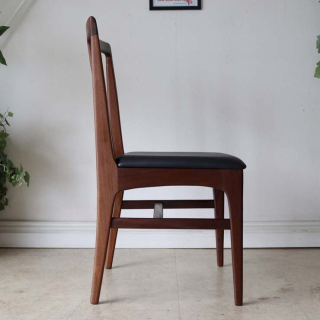 アフリカンチーク材のダイニングチェア、木材部分は濃い茶色、座面は黒色のレザー　022036d