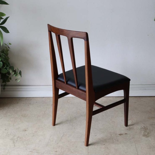 アフリカンチーク材のダイニングチェア、木材部分は濃い茶色、座面は黒色のレザー　022036d