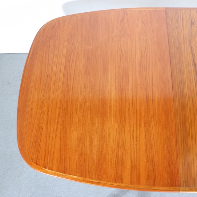 Gudme Mobelfabrik製ダイニングテーブル。チーク材が美しい北欧ヴィンテージ。しっかりとメンテナンスされた上質な一台。