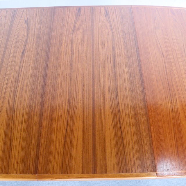 Gudme Mobelfabrik製ダイニングテーブル。チーク材が美しい北欧ヴィンテージ。しっかりとメンテナンスされた上質な一台。