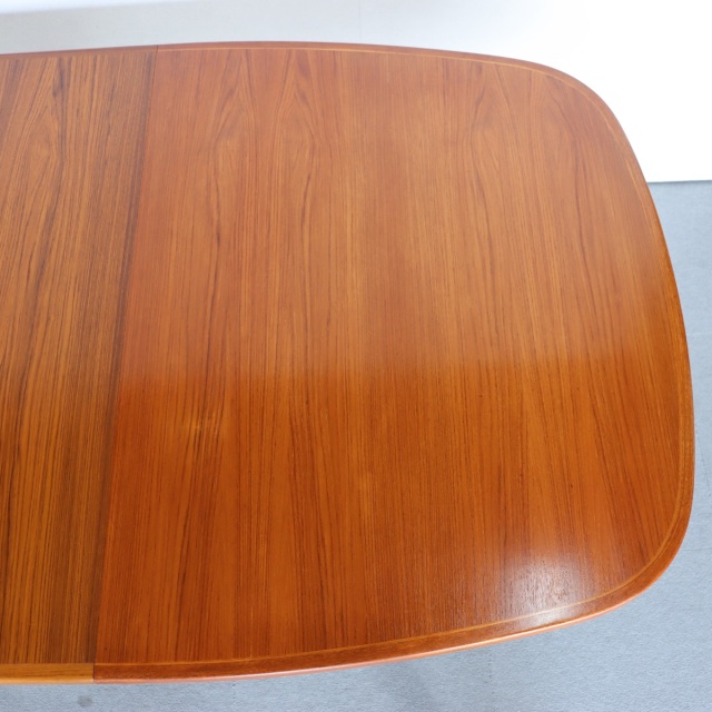 Gudme Mobelfabrik製ダイニングテーブル。チーク材が美しい北欧ヴィンテージ。しっかりとメンテナンスされた上質な一台。