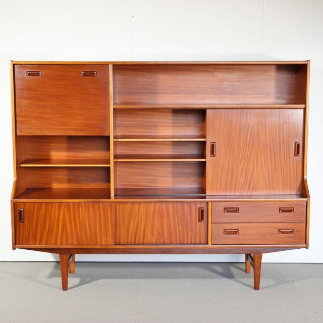 エリオッツオブニューベリーのハイボード。ヴィンテージのチーク材が美しい穏やかな雰囲気の一台。