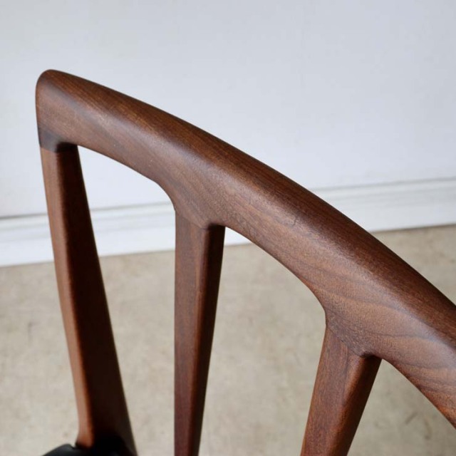 アフリカンチーク材のダイニングチェア、木材部分は濃い茶色、座面は黒色のレザー　022036d