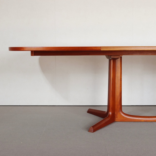 Gudme Mobelfabrik製ダイニングテーブル。チーク材が美しい北欧ヴィンテージ。しっかりとメンテナンスされた上質な一台。