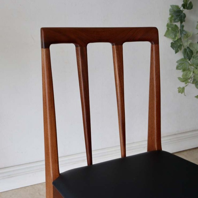 アフリカンチーク材のダイニングチェア、木材部分は濃い茶色、座面は黒色のレザー　022036d