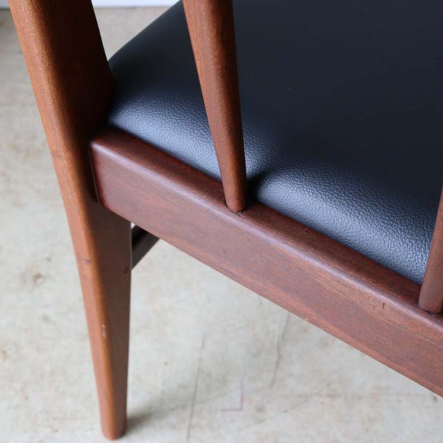アフリカンチーク材のダイニングチェア、木材部分は濃い茶色、座面は黒色のレザー　022036d