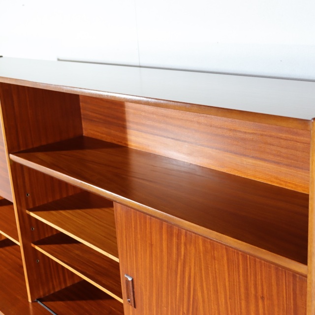 エリオッツオブニューベリーのハイボード。ヴィンテージのチーク材が美しい穏やかな雰囲気の一台。