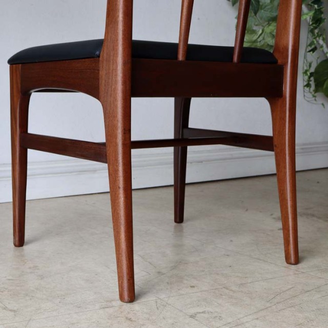 アフリカンチーク材のダイニングチェア、木材部分は濃い茶色、座面は黒色のレザー　022036d