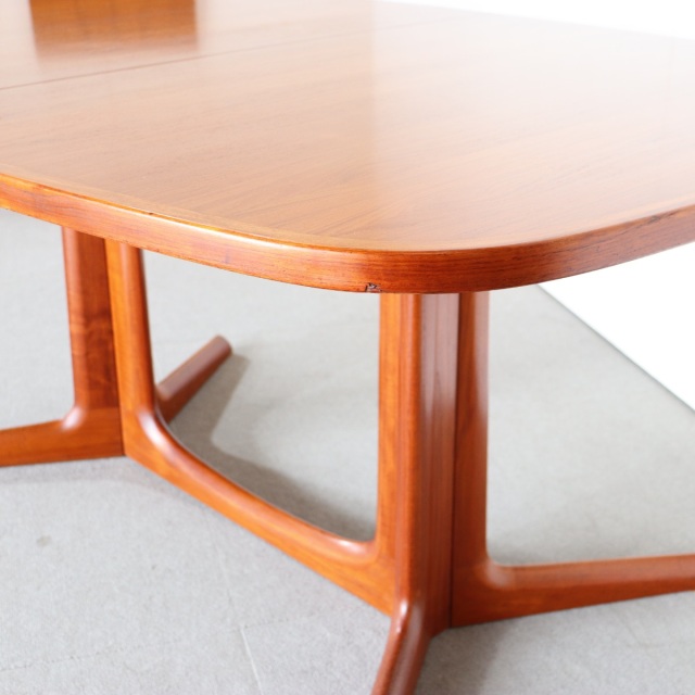 Gudme Mobelfabrik製ダイニングテーブル。チーク材が美しい北欧ヴィンテージ。しっかりとメンテナンスされた上質な一台。