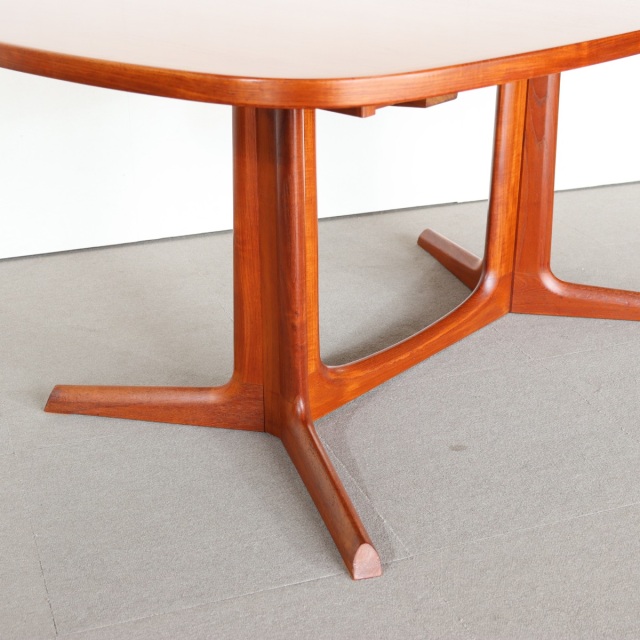 Gudme Mobelfabrik製ダイニングテーブル。チーク材が美しい北欧ヴィンテージ。しっかりとメンテナンスされた上質な一台。