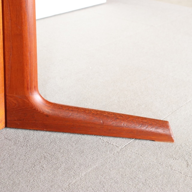 Gudme Mobelfabrik製ダイニングテーブル。チーク材が美しい北欧ヴィンテージ。しっかりとメンテナンスされた上質な一台。