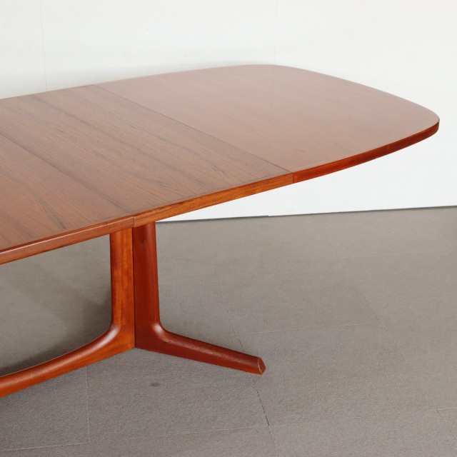 Gudme Mobelfabrik製ダイニングテーブル。チーク材が美しい北欧ヴィンテージ。しっかりとメンテナンスされた上質な一台。