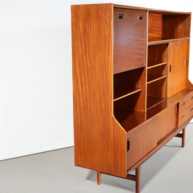 エリオッツオブニューベリーのハイボード。ヴィンテージのチーク材が美しい穏やかな雰囲気の一台。