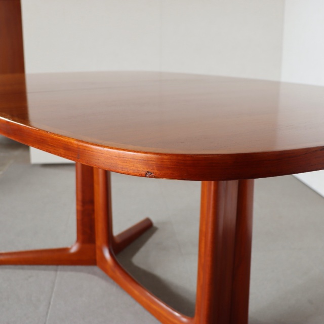 Gudme Mobelfabrik製ダイニングテーブル。チーク材が美しい北欧ヴィンテージ。しっかりとメンテナンスされた上質な一台。