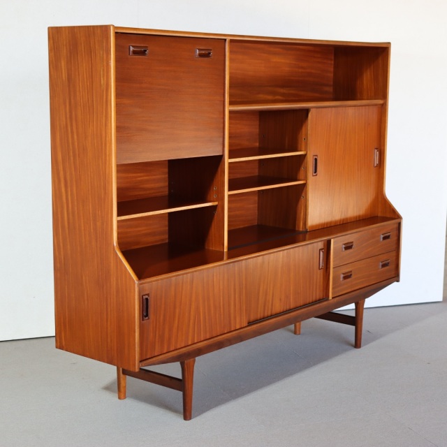 エリオッツオブニューベリーのハイボード。ヴィンテージのチーク材が美しい穏やかな雰囲気の一台。