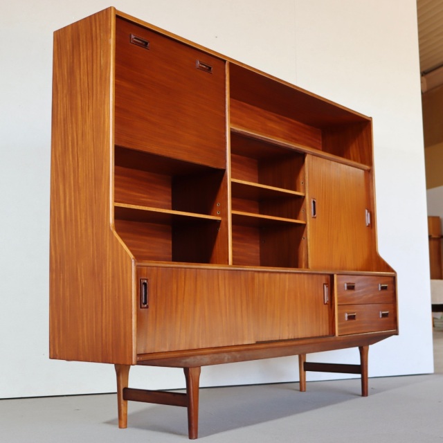 エリオッツオブニューベリーのハイボード。ヴィンテージのチーク材が美しい穏やかな雰囲気の一台。