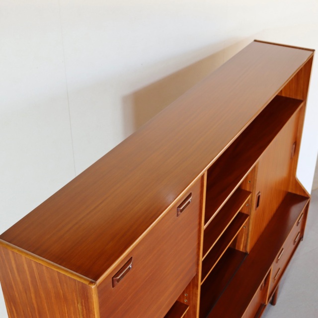 エリオッツオブニューベリーのハイボード。ヴィンテージのチーク材が美しい穏やかな雰囲気の一台。