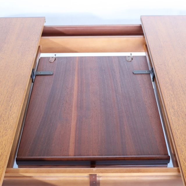 ジープランG-PLANのオーバル型ダイニングテーブル。穏やかなチークの木目が美しい北欧ヴィンテージ。時間が磨いた艶が印象的。