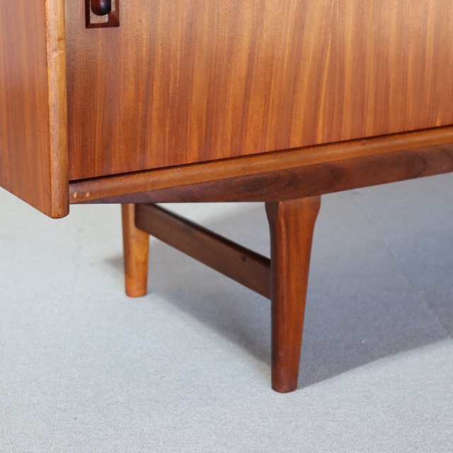 エリオッツオブニューベリーのハイボード。ヴィンテージのチーク材が美しい穏やかな雰囲気の一台。