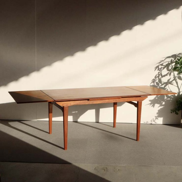 デンマーク製のヴィンテージダイニングテーブル