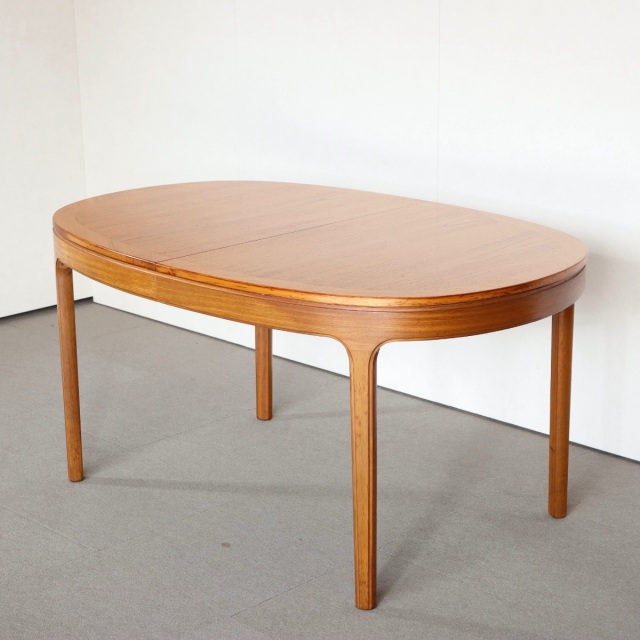 ネイサンNATHAN製オーバル型ダイニングテーブル。チーク材の豊かな木目が魅力の北欧ヴィンテージ。静かに時を重ねた深みがある。