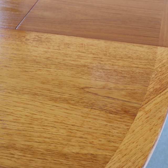 ネイサンNATHAN製オーバル型ダイニングテーブル。チーク材の豊かな木目が魅力の北欧ヴィンテージ。静かに時を重ねた深みがある。