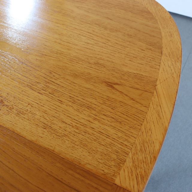 ネイサンNATHAN製オーバル型ダイニングテーブル。チーク材の豊かな木目が魅力の北欧ヴィンテージ。静かに時を重ねた深みがある。