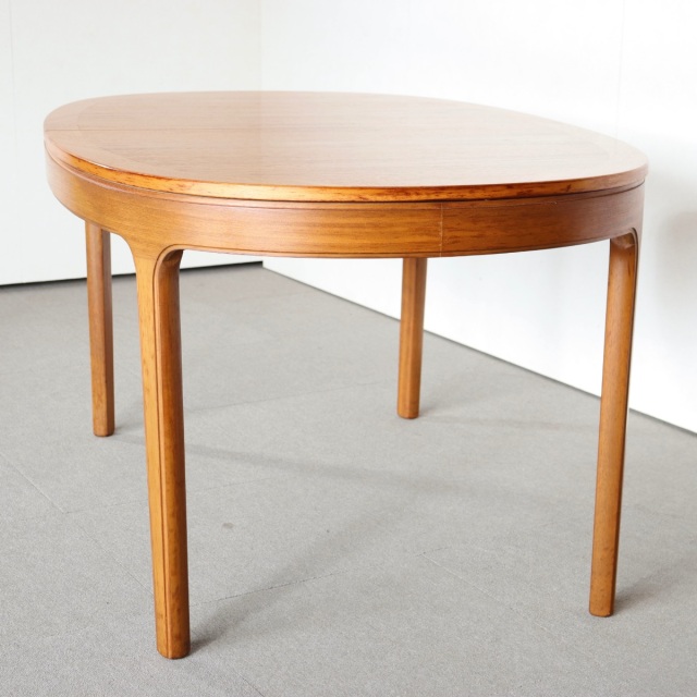 ネイサンNATHAN製オーバル型ダイニングテーブル。チーク材の豊かな木目が魅力の北欧ヴィンテージ。静かに時を重ねた深みがある。