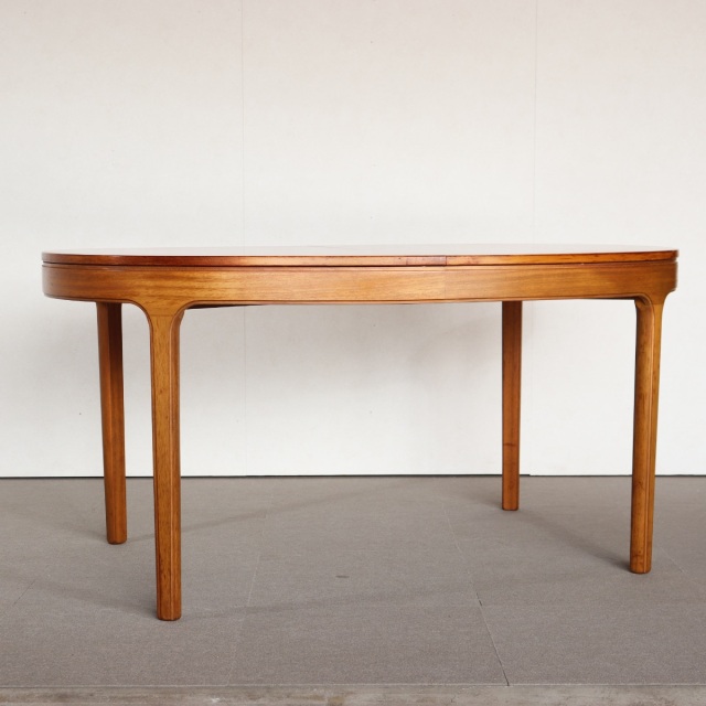 ネイサンNATHAN製オーバル型ダイニングテーブル。チーク材の豊かな木目が魅力の北欧ヴィンテージ。静かに時を重ねた深みがある。