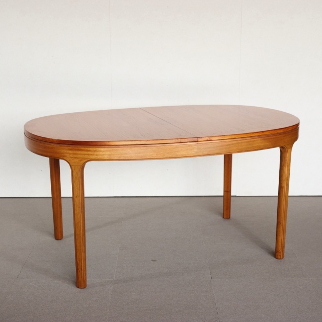 ネイサンNATHAN製オーバル型ダイニングテーブル。チーク材の豊かな木目が魅力の北欧ヴィンテージ。静かに時を重ねた深みがある。