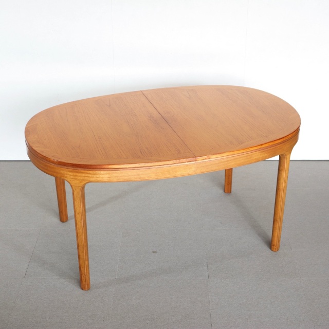 ネイサンNATHAN製オーバル型ダイニングテーブル。チーク材の豊かな木目が魅力の北欧ヴィンテージ。静かに時を重ねた深みがある。