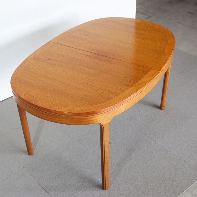 ネイサンNATHAN製オーバル型ダイニングテーブル。チーク材の豊かな木目が魅力の北欧ヴィンテージ。静かに時を重ねた深みがある。