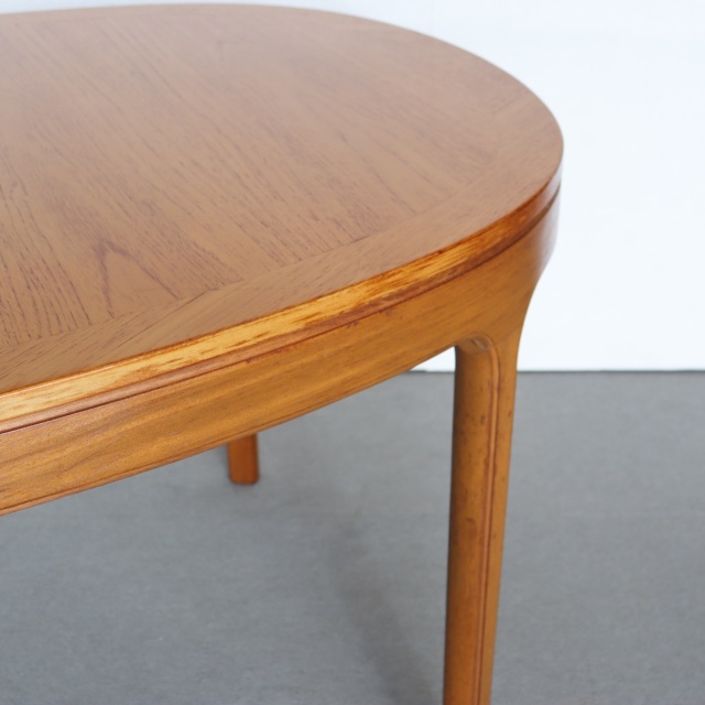 ネイサンNATHAN製オーバル型ダイニングテーブル。チーク材の豊かな木目が魅力の北欧ヴィンテージ。静かに時を重ねた深みがある。