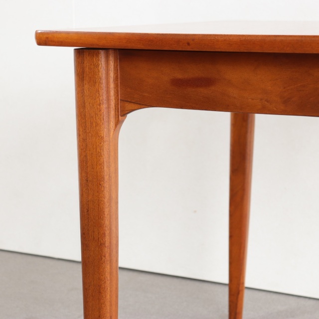 英国ヴィンテージのダイニングテーブル