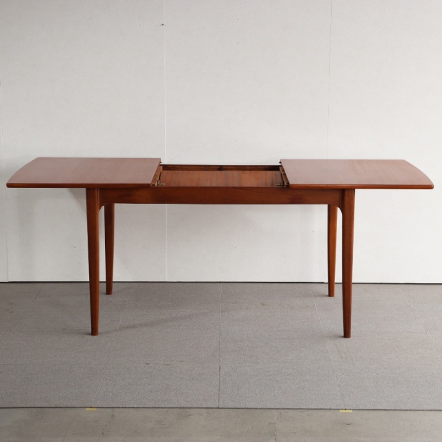 英国ヴィンテージのダイニングテーブル