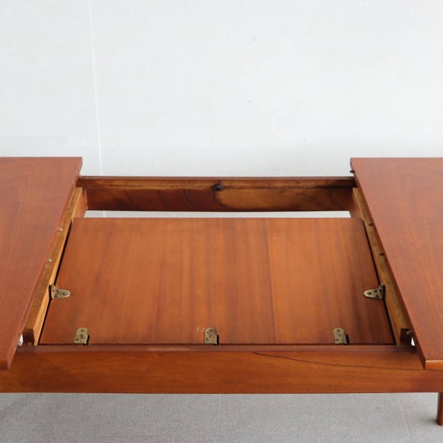 英国ヴィンテージのダイニングテーブル