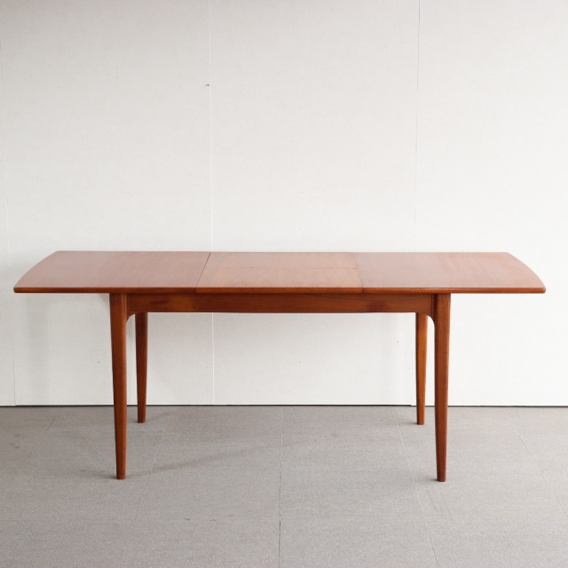 英国ヴィンテージのダイニングテーブル