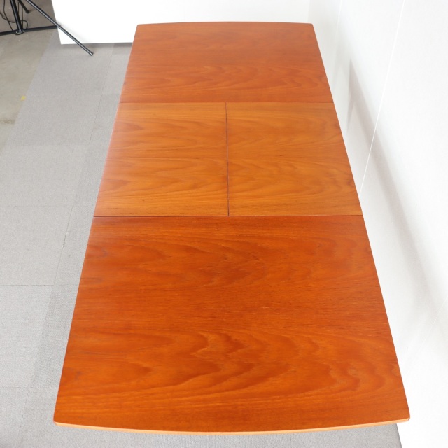 英国ヴィンテージのダイニングテーブル