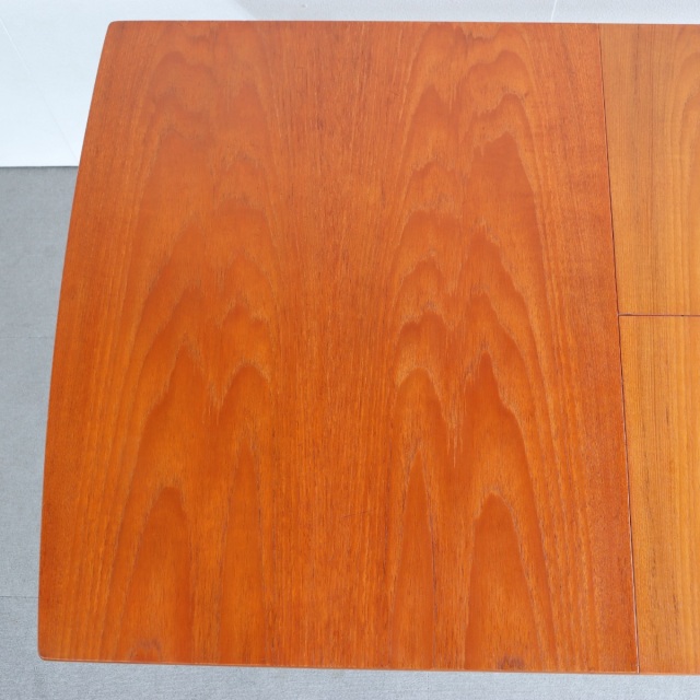 英国ヴィンテージのダイニングテーブル