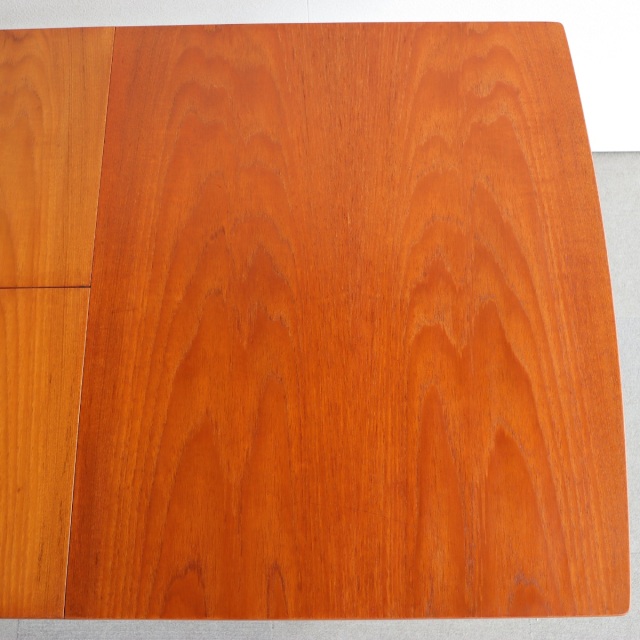 英国ヴィンテージのダイニングテーブル