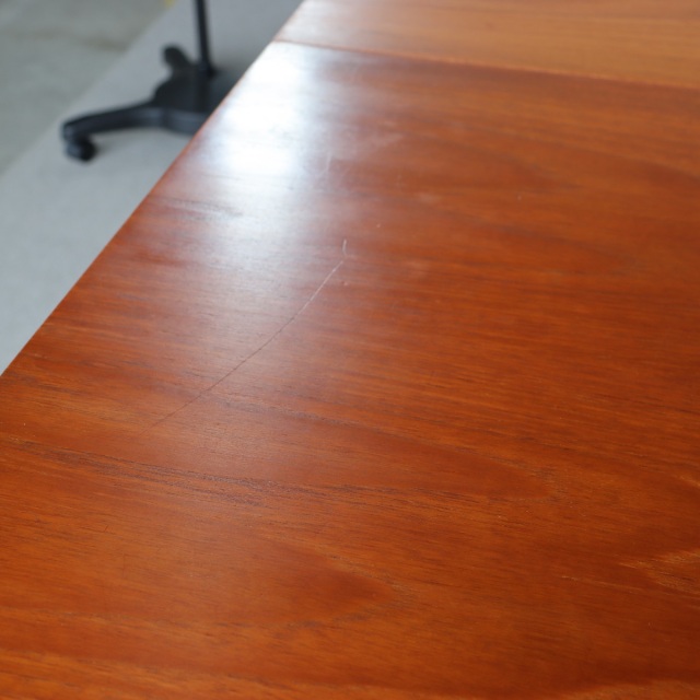 英国ヴィンテージのダイニングテーブル