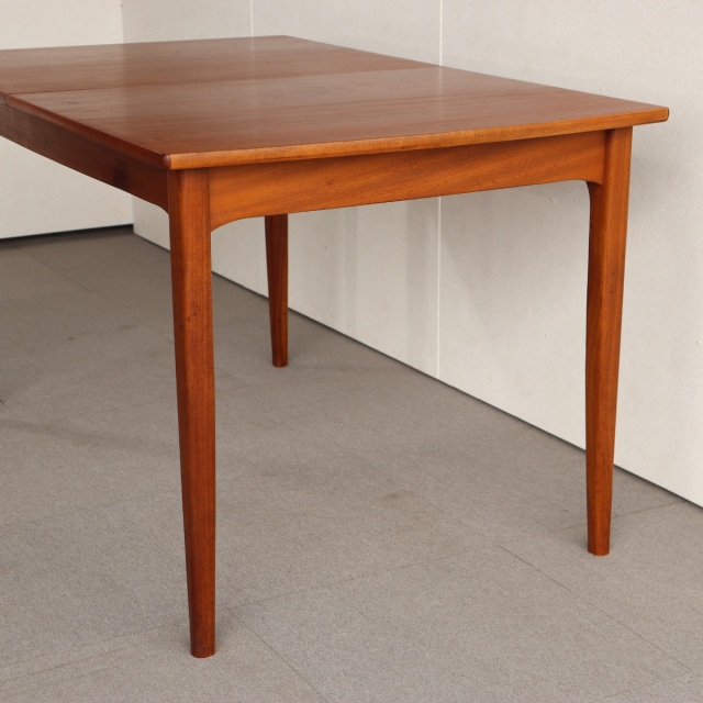 英国ヴィンテージのダイニングテーブル