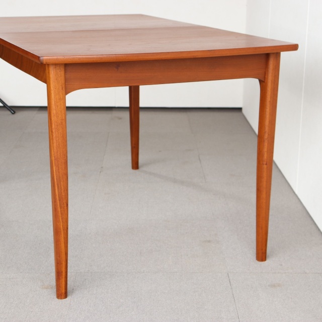 英国ヴィンテージのダイニングテーブル