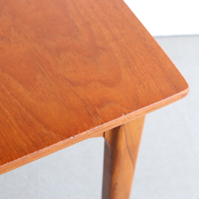 英国ヴィンテージのダイニングテーブル