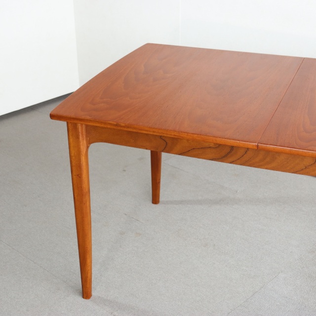 英国ヴィンテージのダイニングテーブル