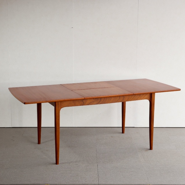 英国ヴィンテージのダイニングテーブル