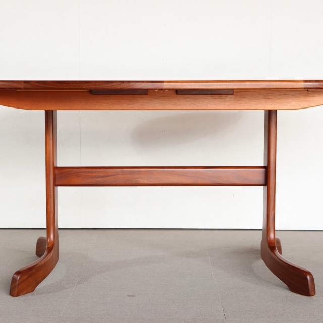 ジープランG-PLANのチーク材オーバル型ダイニングテーブル